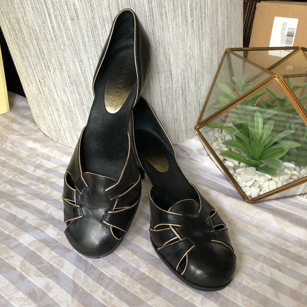 Aerosols leather black heels 2”
Size 6,5”